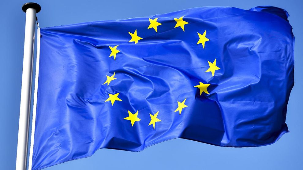 La bandera de la Unión Europea está compuesta por un círculo de doce estrellas doradas sobre un fondo azul. Cada estrella representa a uno de los estados miembros de la Unión Europea y simboliza la unidad, la solidaridad y la armonía entre los países europeos.
